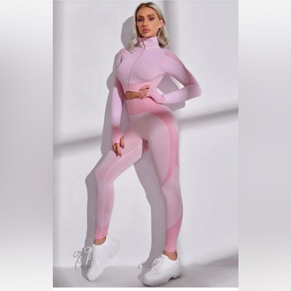 New, 2-piece sports set in pale pink